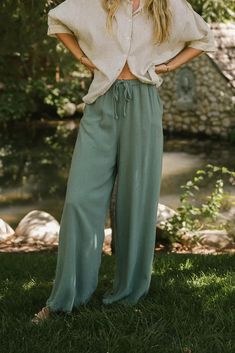 Elastic wide leg pants in green Fall Outfit Ideas Casual, Get Rid Of Acne, Rid Of Acne, Early Fall Outfits, Chic Fall Outfits, Square Neck Bodysuit, How To Get Rid Of Acne, Scoop Neck Tee, Hippie Outfits