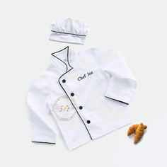 Personalized Kids Chef Coat and hat set, Embroidered chef Jacket with Chef Hat, Kids Cooking Party, Baking, kids chef costume   Our chic and modern designed chef coat/jacket with the adjustable hat is a perfect gift for future grill master! High Quality and comfortable costume! Durable design great for role playing, dress up or everyday use. Ideal for Birthday gift or Christmas gift. Monogrammed Cook Uniform. This child chef costume is perfect for Halloween . Fun for helping and cooking in the k Prego And Chef Costume, Baby Chef Costume, Diy Toddler Chef Hat, Kids Chef Costume, Chefs Coat, Kids Chef Hat, Cow Crafts, Kids Cooking Party, Preschool Graduation Gifts