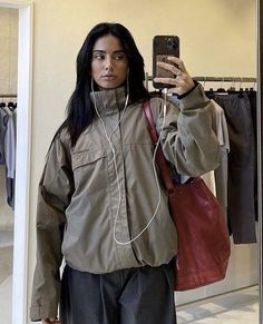 Cargo Pants Outfit Winter, Outfit For Rainy Day, Rainy Outfit, Parachute Pants Outfit, Rain Outfit, Raincoat Outfit, Winter Pants Outfit, Look Jean