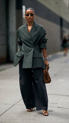 Street Chic Black Women, European Fall Street Style, Black Woman Street Fashion, Real Street Style, Fashion Colors Fall Winter 2024, Spring Fashion New York, Oversized Chic Outfit, Dramatic Silhouette Fashion, Elevated Street Style Women