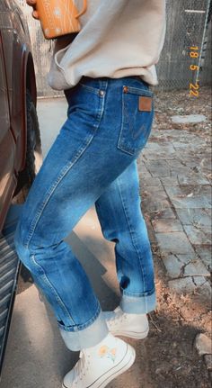 Cuffed Wrangler Jeans Outfit, Wrangler Straight Leg Jeans Outfits, Wrangler Retro Jeans Women Outfits, Wrangler Jeans And Hey Dudes, Retro Wrangler Jeans Outfit, Tan Wrangler Jeans Outfit, Country Outfits With Converse, Vintage Wranglers Outfit, Baggy Wrangler Jeans Outfit