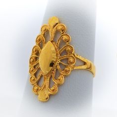 Anillo de mujer de oro 10k tipo almendra Este elegante anillo de mujer está elaborado en oro 10k de color amarillo y tiene un diseño tipo almendra grande que atrae las miradas. Su tamaño es ideal para ser lucido en los dedos índice o del medio, ya que es lo suficientemente largo para destacar en cualquier mano. Diseño delicado La pieza cuenta con un delicado calado que le añade un toque de sofisticación y belleza, lo que lo convierte en una joya perfecta para una ocasión especial o para compleme 22k Gold Filigree Ring For Wedding, Adjustable Gold Filigree Rings, Gold Oval Flower Ring With Hallmark, Gold Hallmarked Flower Ring, 14k Gold Filigree Ring Fine Jewelry, Gold Oval Filigree Promise Ring, Oval Gold Plated Rings Hallmarked, Oval Gold-plated Rings Hallmarked, Gold Plated Rings With Intricate Design For Anniversary