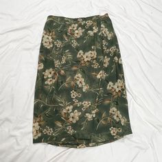 Vintage 1990s midi/maxi green and cream flower skirt. In good condition. Note: I try to match colors as much as possible to pictures but there is a possibility it won't be an exact match. Unless the color is completely incorrect I am unable to offer refunds for this reason. Size: 18W Brand is Amanda Smith II Measurements (taken on garment laid flat): Waist: 39" Hips: 53" Length: 34.5" Fabric: 100% polyester Maxi Skirt 90s, Fashion Definition, Floral Silk Skirt, Long Flowy Skirt, Vintage Maxi Skirt, Amanda Smith, Cream Flower, Real Fashion, Match Colors