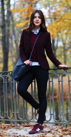 #estilo Colourful Smart Casual Women, Burgundy Blazer, Burgundy Fashion, Retro Pin Up, Outfit Trends, Inspired Outfits