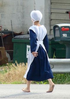 Barefoot for #summer! #Amish life. Amish Pennsylvania, Plain Dress, Lancaster County, Simple Living, Simple Life