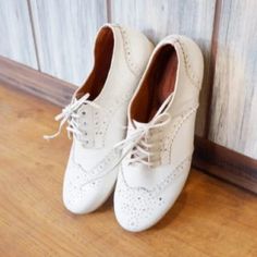 Genuine White Leather Women's Shoes Please Note: Labeled Size Eu 40 But Is Better Suited For A True Size Us 8 To Us 8.5/Eu 38.5. Foot Length: 25cm Material: Cowhide White Lace-up Shoes For Office, White Lace-up Office Shoes, Chic Wingtip Lace-up Shoes, White Oxfords With Leather Sole, Casual White Almond Toe Lace-up Shoes, Oxford Women Shoes, Women Oxford Shoes, Leather Shoes Woman, Shoes Color