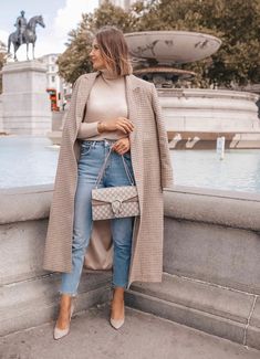 O bege é versátil e moderno. Transforma até mesmo o seu look mais simples do dia em uma produção perfeita! Beige Neutral Outfit, Neutral Autumn Outfit, Fall Outfits London, Nude Bag Outfit, Nude Winter Outfit, Light Winter Outfits, London Outfits Fall, London Autumn Outfit, Nude Outfit Ideas