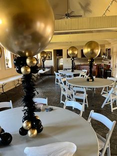 balloons and chairs are set up in the middle of a banquet hall for an event