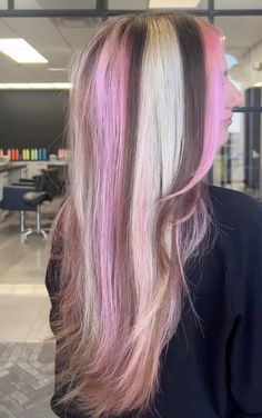 Chunky pink and blonde highlights Pink Tensil In Hair, Cool Hair Dies Ideas, Crazy Hair Dye Ideas For Short Hair, Tri Colored Hair, Blonde And Brown Chunky Highlights, Blonde Pink And Black Hair