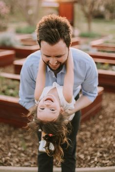 Dads And Daughters Pictures, Father And Daughter Photos, Parent Photography Poses, Dad Daughter Photography, Poses With Father And Daughter, Father Day Photoshoot Ideas, Dad Daughter Photos, Mom Dad Daughter Pictures, Fathers Day Photography