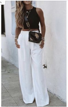 Boston Summer Outfit Street Styles, Airfield Photoshoot, Outfits With White Pants, Bbq Outfit Ideas, White Pants Outfit, Elegante Casual, 60 Fashion, Women Over 50, Looks Chic