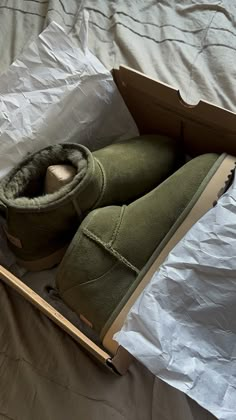 Ugg Ultra Mini Olive, Green Ugg Ultra Mini, Olive Green Uggs Outfit, Green Uggs Boots Outfit, Green Uggs Boots, Green Uggs Outfit, Green Ugg Boots, Green Uggs, Ultra Mini Uggs