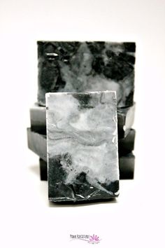 Charcoal Soap Recipe, Diy Charcoal, Homemade Things, Hair Tricks, Charcoal Soap, Natural Soaps, Face Products, Homemade Soap Recipes, Diy Spa