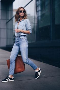 How To Wear Shirt, Casual Chique Stijl, Jeans And T Shirt Outfit, Simple Spring Outfits, Fashion Work Outfit, Mama Jeans, Sneaker Outfits Women, High Waisted Jeans Vintage, Looks Jeans