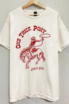 SHORT SLEEVE GARMENT-DYED "ONE TRICK PONY AMERICAN RODEO" OVERSIZED GRAPHIC WESTERN TEEFabric Contents100% COTTON Tank Top Crop Top, Western Tee, Bardot Top, Blouse Tank Top, Long Sleeve Kids, Hoodie Cardigan, Top Halter, Flannel Tops, Boys Bottoms