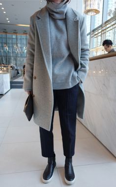 Photo Mantel Styling, Minimalist Moda, Gray Coat, Looks Street Style, Outfits Winter, Fashion 2018, 가을 패션, Winter Fashion Outfits, Winter Casual