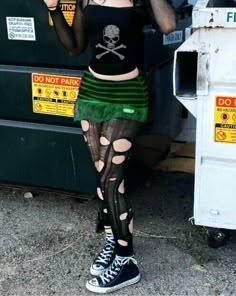 Scene Outfit Inspiration, Green Alt Outfits, 2000s Punk Outfits, Punk Emo Outfits, Emo Clothes 2000s, Scenemo Outfits, Green Goth, Tv Clothes, Alt Clothes