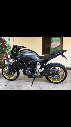 a black motorcycle parked in front of a building