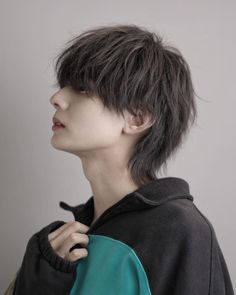 冬って感じ。 | Instagram Androgynous Haircut, Growing Out Hair, Mens Hairstyles Thick Hair, Men Hair Color, Mens Haircuts Short