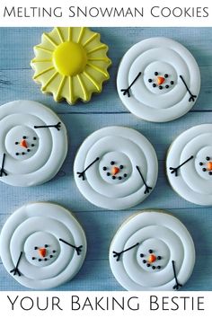 Snowman Cookies Decorated Circle Snowman Cookies, Cookie Decorating Simple, Easy Circle Cookie Designs, Minimalist Christmas Cookies, Royal Icing Cookies Designs Circle, Christmas Circle Cookies Decorated, Flooding Cookies For Beginners, Decorated Round Cookies, Winter Theme Cookies