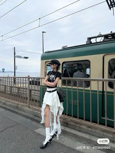 Japan Outfits, Video Vlog, Ootd Poses, 2000s Japanese Fashion, Skirt Korean, White Y2k, Korean Streetwear, Aesthetic Outfit Ideas, Elegant Skirt