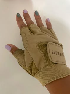 a woman's hand wearing a glove with the words everdry on it