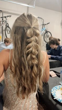 hoco hair prom hair inspo Grad Hair, Cute Prom Hairstyles, Prom Hair Medium, Day Hairstyles, Half Bun, Formal Hairstyles For Long Hair, Half Up Half Down Hair Prom, Simple Prom Hair, Hairstyles 2024