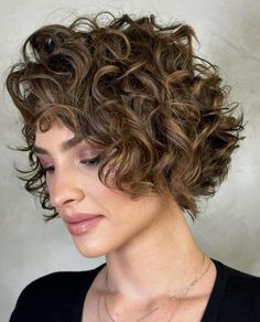 Short Wavy Curly Comb Over Bob Curled Bob Hairstyle, Messy Hair Styles, Wavy Short Hair, Wavy Layered Haircuts, Short Layered Curly Hair, Short Wavy Hairstyles, Short Permed Hair, Short Wavy Haircuts, Short Wavy Bob