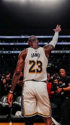 NBA LA Lakers legend Lebron James with his back turned #23 Lakers jersey NBA wallpaper background aesthetic Lebron James Wallpapers 4k, Lakers Wallpaper Aesthetic, Basketball Wallpaper Lakers, Lakers Aesthetic, Lebron Wallpaper, Nba Wallpapers 4k, Basketball Aesthetic Lebron James, Nba Wallpapers Aesthetic Lebron, Basketball Aesthetic Lakers