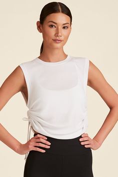 This relaxed-fitting, moisture wicking muscle tank features adjustable shirred sides. Versatile and lightweight, this easy top works in your active drawer as well as your everyday wardrobe. Sporty Tank Top, Fitness Fashion Active Wear, Barre Clothes, Spring Activewear, Unique Tshirt, Tank Top Gym, Sports Wear Fashion, Sports Outfits, Sports Wear Women