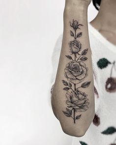 Tattoo of the four stages of a rose blooming. Black and grey, detailed, fineline, microrealism tattoo. Bloomed Rose Tattoo, Blooming Tattoo, Bloom Tattoo, Rosé Stage, Rose Blooming, Rose Tattoo On Arm, Tattoo Apprenticeship, Dope Tattoos For Women