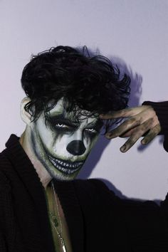 Clown Makeup Looks Men, Guy Zombie Makeup, Cool Halloween Face Paint Ideas, Scary Clown Makeup Ideas Men, Scary Costume Makeup, Men’s Clown Makeup Scary, Clown Makeup Men Scary, Cool Halloween Makeup Men, Black And White Jester Makeup