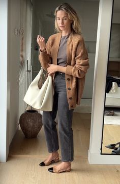 Cream Outfit, Minimal Wardrobe, Style Mood Board, Work Chic, Transition Outfits, Food Info, French Chic, Fall Winter 2024, Closet Space