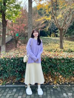 nature aesthetic skirt korean girl Korean Spring Outfits Aesthetic, Working Women Aesthetic, Long Skirt Ideas, Long Skirt Outfits Korean, Japanese Spring Fashion, Outfit Ideas For Christmas, Korean Winter Outfits, Aesthetics Outfits, Rok Outfit