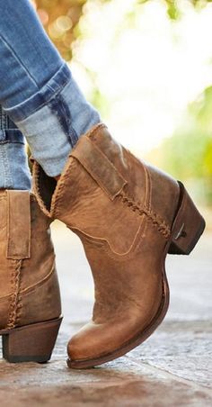 Best Fall Boots, Short Cowgirl Boots, Fall Fashion Outfits Casual, Fall Highlights, Brunette Medium, Casual Weekend Style, Short Cowboy Boots, Womens Workout Shoes, Chirstmas Decor