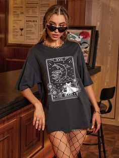 Dark Grey Casual Collar Half Sleeve Fabric Animal,Letter  Embellished Slight Stretch Summer Women Clothing Seattle Grunge Fashion, Big Tshirt Outfit, Oversized Tee Outfit, Rap Concert Outfit, How To Have Style, Oversize Tshirt Outfits, Tee Shirt Outfit, Concert Outfit Summer, Outfit Oversize