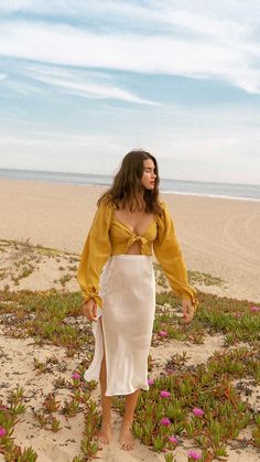 Push Up Lingerie, Bell Sleeve Crop Top, Kate Mara, Silk Midi Skirt, Simple Summer Outfits, Perfect Summer Outfit, Look Retro, Spring Skirts