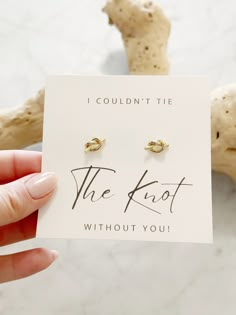 someone holding up a card that says i couldn't tie the knot without you