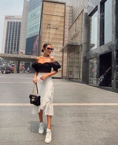 Classy summer style long skirt Alexander McQueen shoes outfit Singapore Outfit, Fashion Mistakes, Elegant Outfit, Spring Summer Outfits, Outfits Casuales, Look Cool, Cute Casual Outfits, Look Fashion