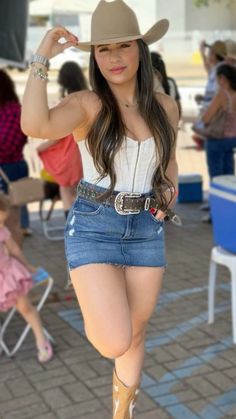 Cowboy Outfits For Women, Cowgirl Style Outfits, Outfits For Mexico, Latina Fashion Outfits, Country Style Outfits, Nashville Outfits, Country Girls Outfits, Western Outfits Women