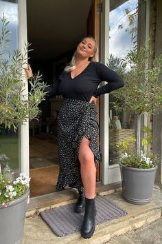 Day Drinking Outfit Plus Size, Greebo Fashion, Plus Size Pub Outfit, Springs Outfit 2023, Boho Mum Outfits, Wrap Dress Midsize, Midi Size Fashion, Midsize Fashion Fall Skirts, Going Out Outfits Size 12