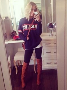 Nfl Outfit Ideas Woman Football, Cute Hockey Game Outfit Winter, Chicago Bears Outfit Woman, Team Outfits, London Outfits, Town Outfits, Sports Outfits