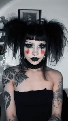 Clown Hairstyles Long Hair, Goth Edm Outfit, Gothic Clown Costume, Baddie Clown Makeup, Gothic Halloween Costume Ideas, Goth Clown Makeup Halloween, Clown Hairstyles Halloween, Simple Clown Costume Outfit, Gothic Clown Outfit