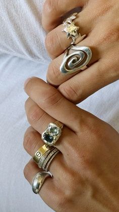 Eclectic Rings, Thrift Style, Chunky Silver Jewellery, Ring Stacks, Jeweled Shoes, Jewelry Tattoo, Vintage Thrift, Mgmt