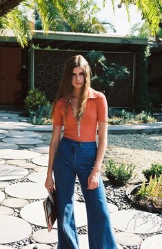 Real 1970s Fashion, 70s Inspired Modern Fashion, Orange Yoga Pants Outfit, 1970 Rock Fashion, 70s Feminine Fashion, 70s Fashion Women 1970s Outfits, 70s Womens Outfits Summer, 70s Style Outfits Women, 1970s Style Women