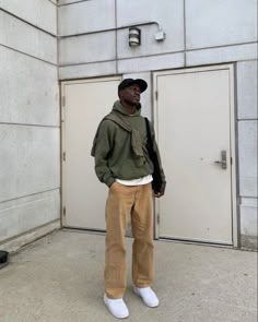 Cargo Outfit Men, Beige Cargo Pants Outfit, Khaki Pants Outfit Men, Brown Cargo Pants Outfit, Outfit Ideas Cargo Pants, Brown Pants Men, Cargo Pants Outfit Men, Brown Pants Outfit, Mens Streetwear Outfits