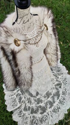 Viking Wedding, Wedding Fur Cloak, Norse Wedding Fur, Viking Bride, Viking Cape, Viking Fur, Nordic Wedding, Viking Wedding Cape, Fur Cape This listing is for the fur coat only, the top and skirt are not included. INCLUDES 2 Viking Brooches and chain ! Big size cut *Golden brooch Bronce or silvery chain. Viking Bride, Viking Cape, Viking Wedding Dress, Norse Wedding, Fur Cloak, Nordic Wedding, Wedding Cloak, Pagan Wedding, Viking Dress