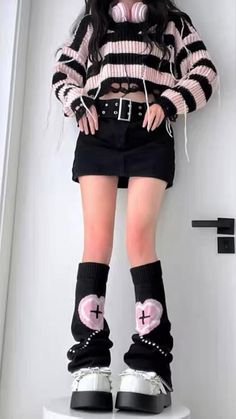 Outfit Ideas Pink And Black, Pink And Black Grunge Outfit, Black And Pink Aesthetic Outfit, Black And White Aesthetic Outfit, Pink And Black Outfit Ideas, Pink Goth Aesthetic Outfits, Black And Pink Kawaii Outfit