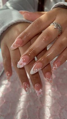 White Almond French Tip Nails With Design Pink, Round Cute Nails, Almond Nails Designs With Bows, Round Birthday Nails, Coquette Nails Bow, Coquette Nails Ideas, Pink Pearl Nails Acrylic, Pink Coquette Nails Almond