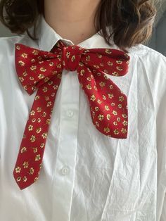 #tie #outfit #ootd #shirt #androgynous #softgrunge #bow #grungefashion #alternativefashion Cute Tie Outfits, Women’s Outfits With Ties, Funky Tie Outfits, Tie Ideas For Woman, Tie Outfits Women, Girl Tie Outfits, Shirt With Tie Women, Tie Outfit For Women Aesthetic, Woman Tie Outfit